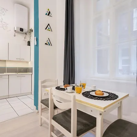 Triangle - Free Parking! Budapest