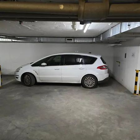 Triangle - Free Parking! Daire