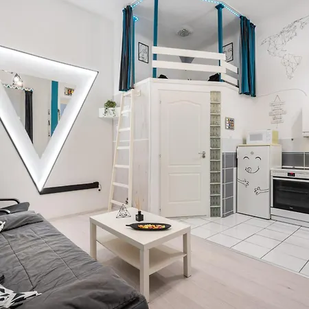 Triangle - Free Parking! Budapest