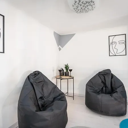 Triangle - Free Parking! Apartment